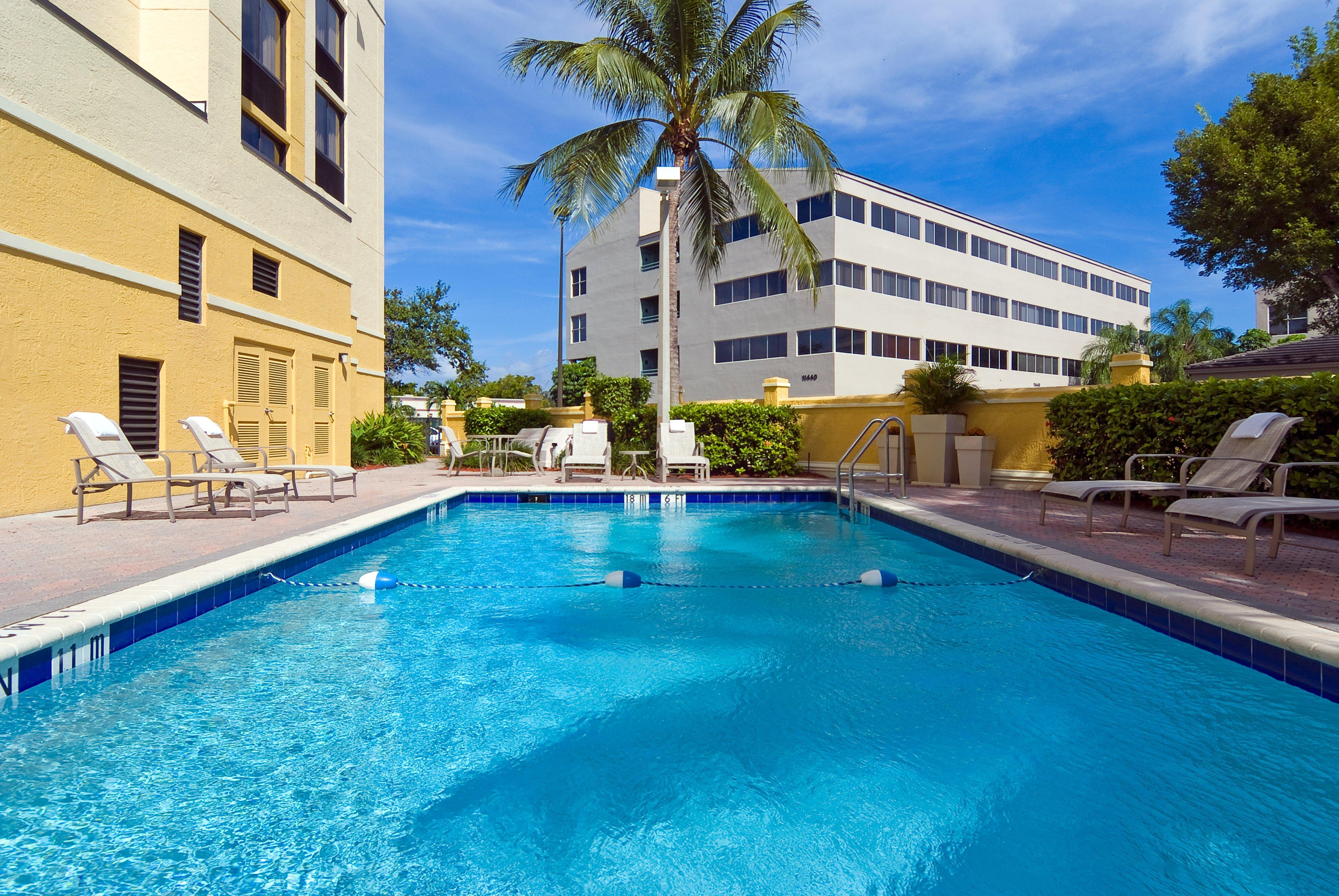 Holiday Inn Express Hotel & Suites Kendall East-Miami By Ihg Exterior photo